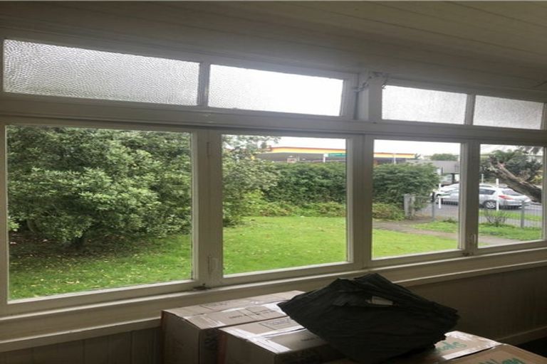 Photo of property in 116 Onewa Road, Northcote, Auckland, 0627