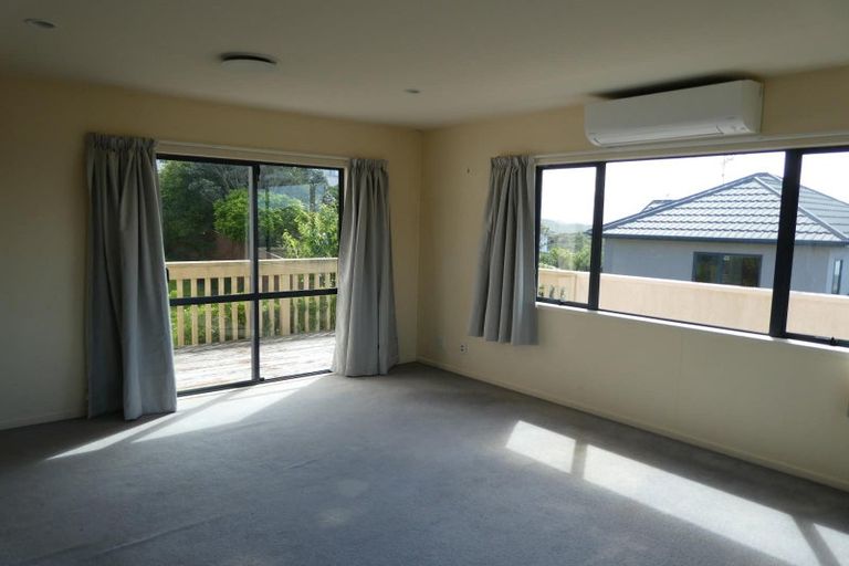 Photo of property in 9 Tamworth Crescent, Newlands, Wellington, 6037