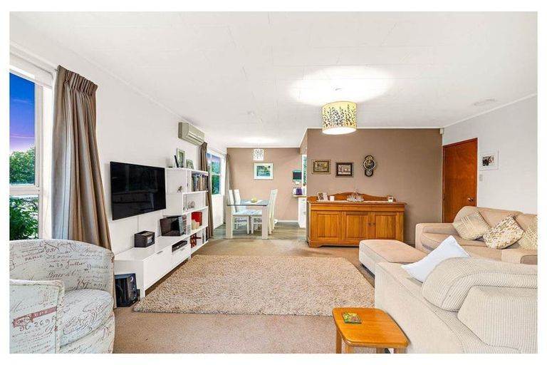 Photo of property in 2 Allington Road, Massey, Auckland, 0614