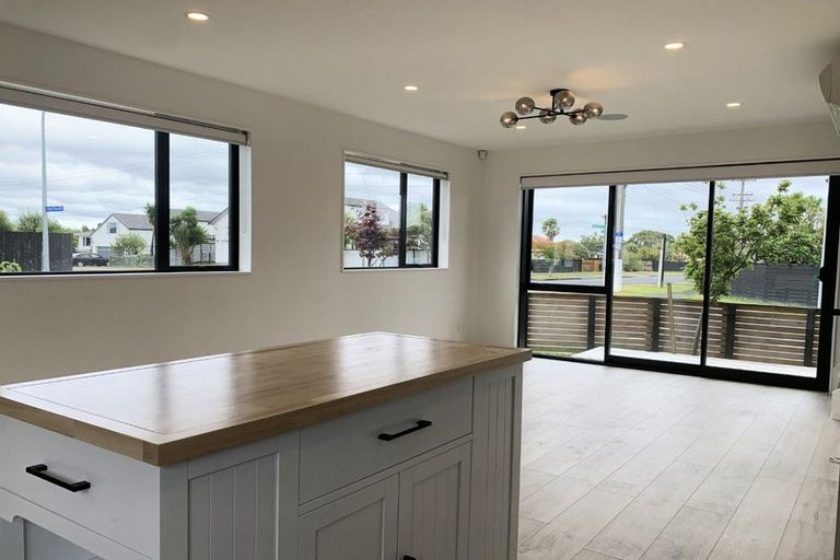 Photo of property in 1/103 Flanshaw Road, Te Atatu South, Auckland, 0610