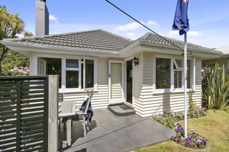 Photo of property in 41 Pukatea Street, Eastbourne, Lower Hutt, 5013