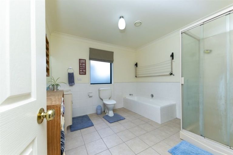 Photo of property in 2 Berkshire Terrace, Massey, Auckland, 0614