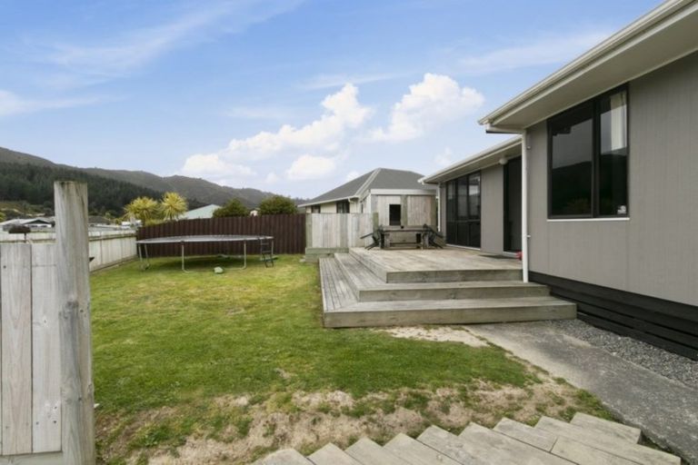 Photo of property in 29 Grimsby Grove, Wainuiomata, Lower Hutt, 5014