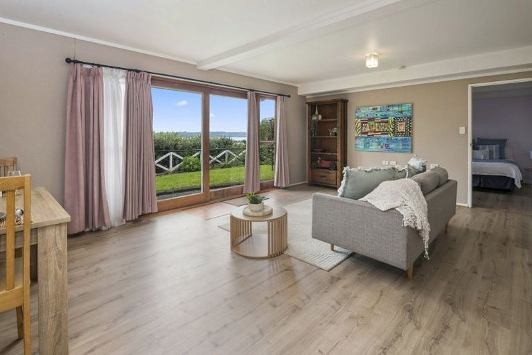 Photo of property in 11 Rika Place, Kawaha Point, Rotorua, 3010