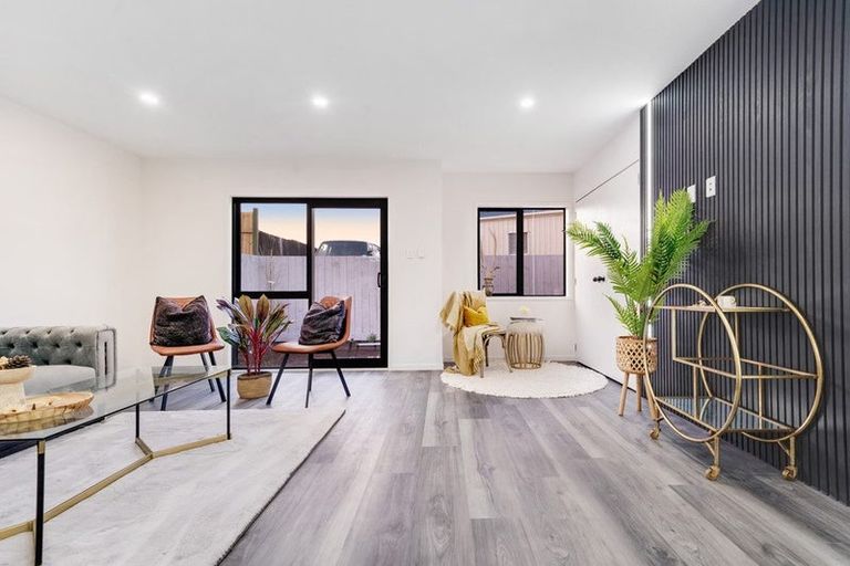 Photo of property in 2/7 Gambare Place, Wattle Downs, Auckland, 2103