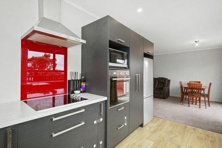 Photo of property in 27a Chetwode Grove, Newlands, Wellington, 6037