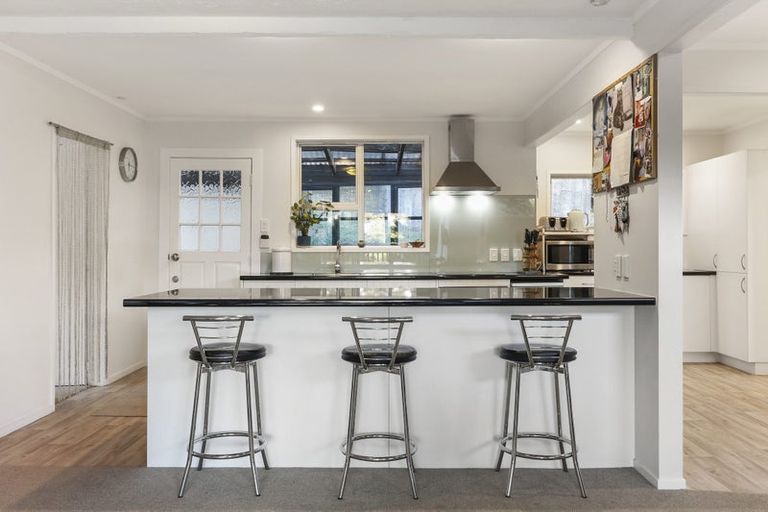 Photo of property in 903 West Coast Road, Waiatarua, Auckland, 0604