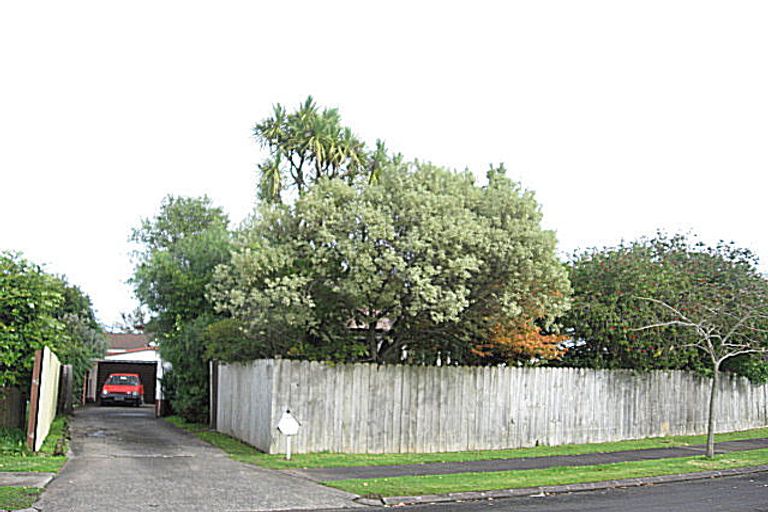 Photo of property in 30 Darren Crescent, Half Moon Bay, Auckland, 2012