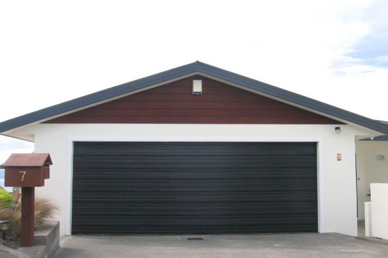 Photo of property in 7 Paratu Way, Strathmore Park, Wellington, 6022