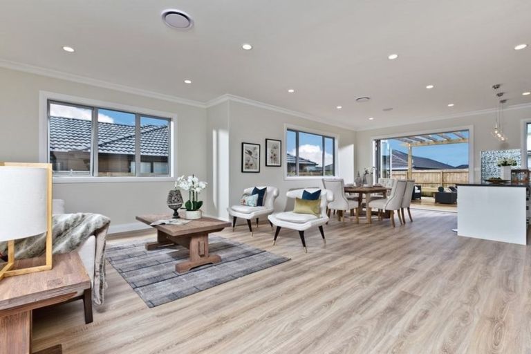 Photo of property in 17 Kuawa Drive, Kumeu, 0810