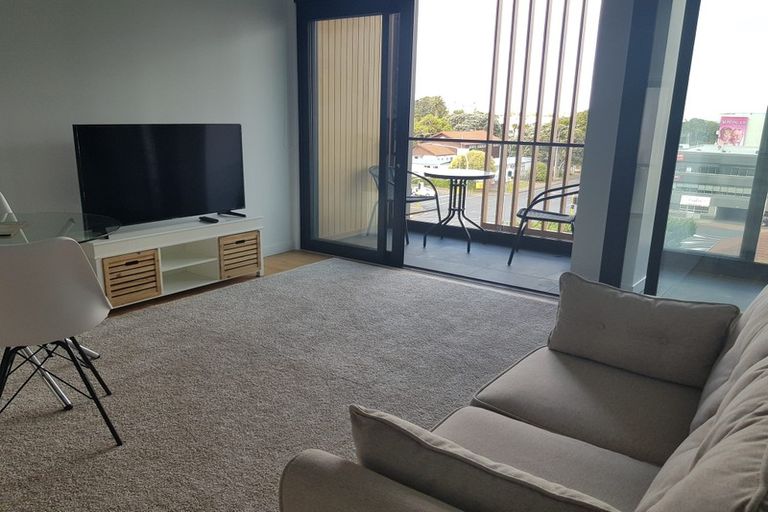 Photo of property in Frank Sargeson Apts, 404/74 Anzac Street, Takapuna, Auckland, 0622
