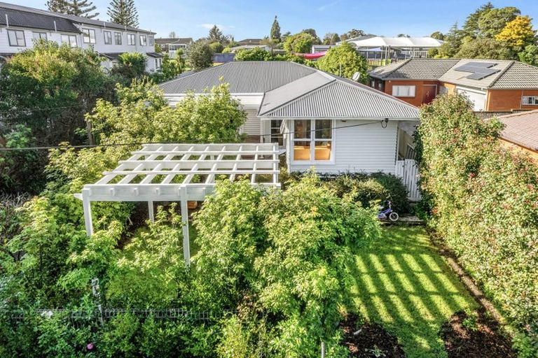 Photo of property in 15 Kingdale Road, Henderson, Auckland, 0610