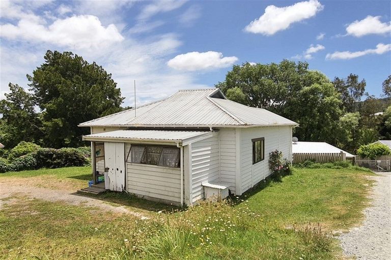 Photo of property in 24 Derrick Road, Kawakawa, 0210