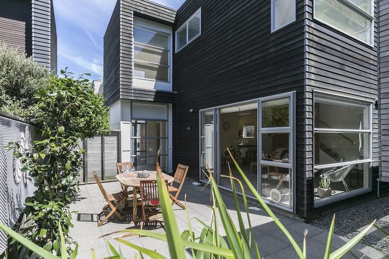 Photo of property in 4 Tiketike Way, Brooklyn, Wellington, 6021