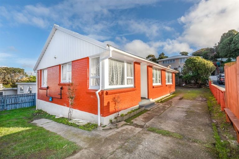 Photo of property in 8 Takapuwahia Drive, Takapuwahia, Porirua, 5022