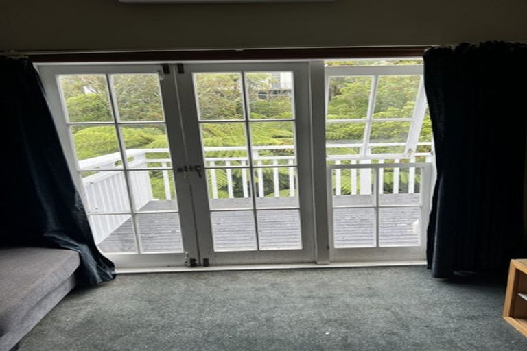 Photo of property in 135 Kelburn Parade, Kelburn, Wellington, 6012