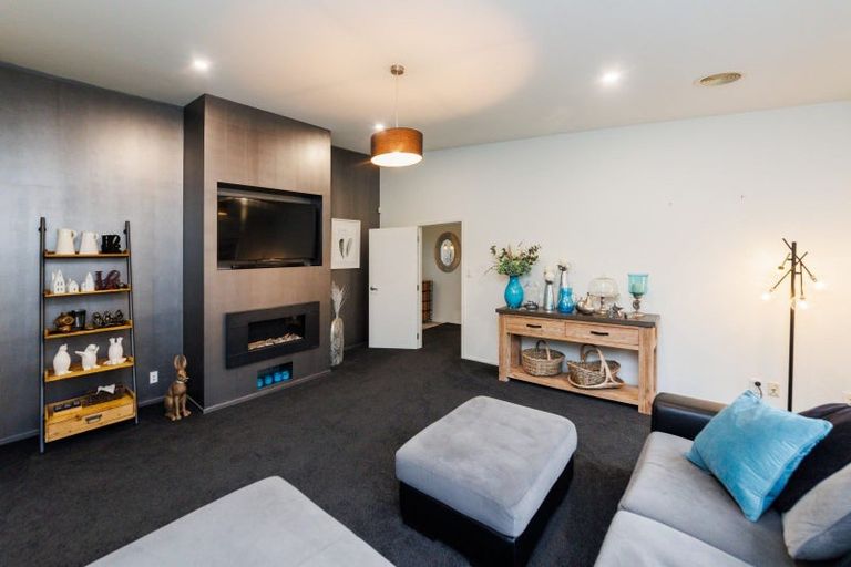 Photo of property in 25 Medallion Court, Kelvin Grove, Palmerston North, 4414