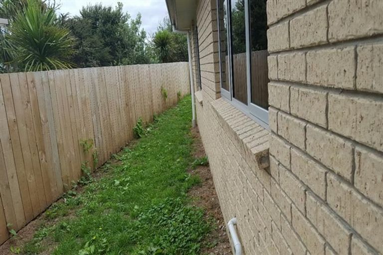 Photo of property in 13 Thomas Rea Place, Te Atatu South, Auckland, 0610