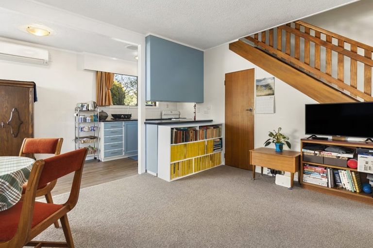 Photo of property in 2/115 Queens Drive, Lyall Bay, Wellington, 6022