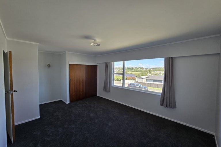 Photo of property in 25 Bellringer Crescent, Newlands, Wellington, 6037