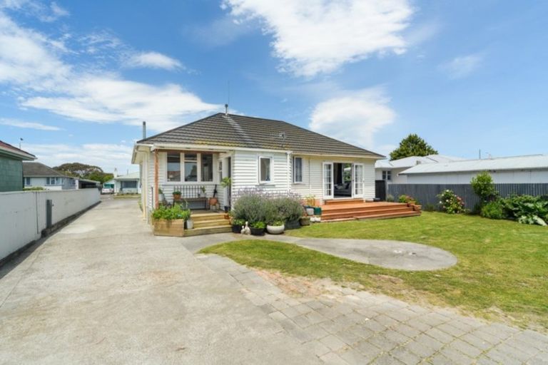 Photo of property in 3 Bristol Crescent, Roslyn, Palmerston North, 4414