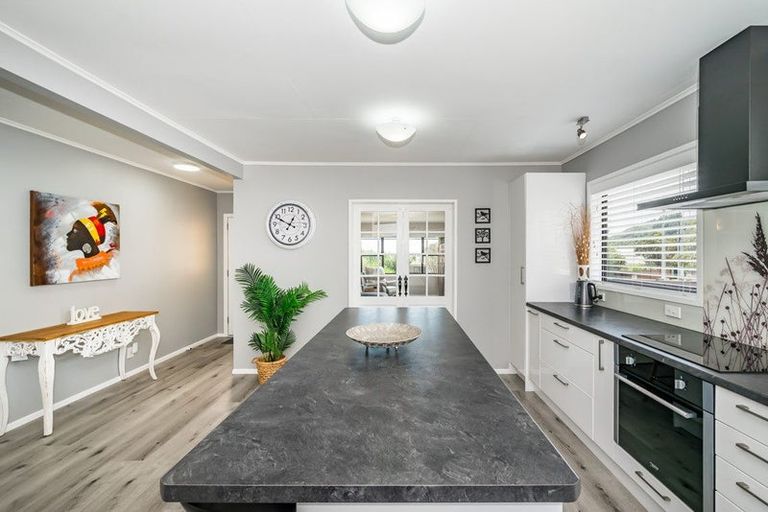 Photo of property in 42 Kaitawa Crescent, Paraparaumu, 5032