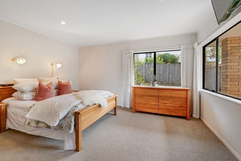 Photo of property in 9 Thornbill Rise, Unsworth Heights, Auckland, 0632