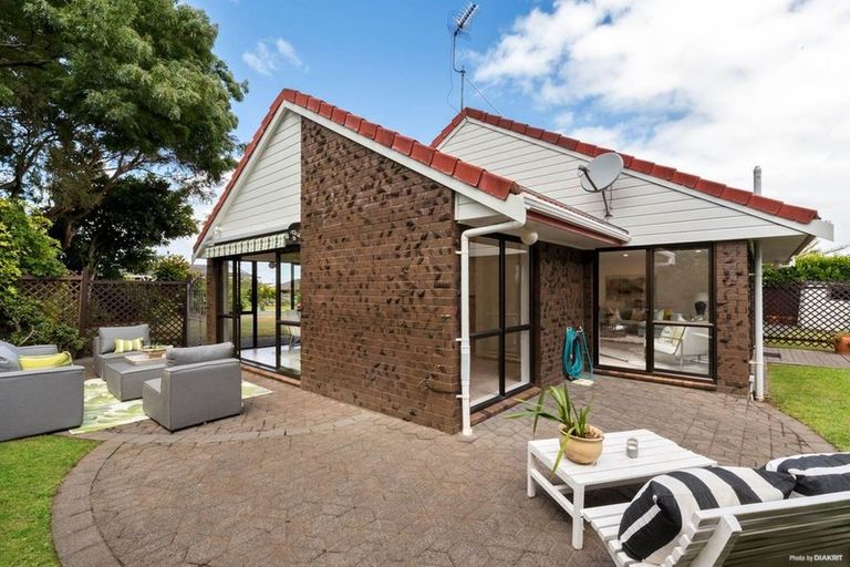 Photo of property in 8 Citation Way, Botany Downs, Auckland, 2010