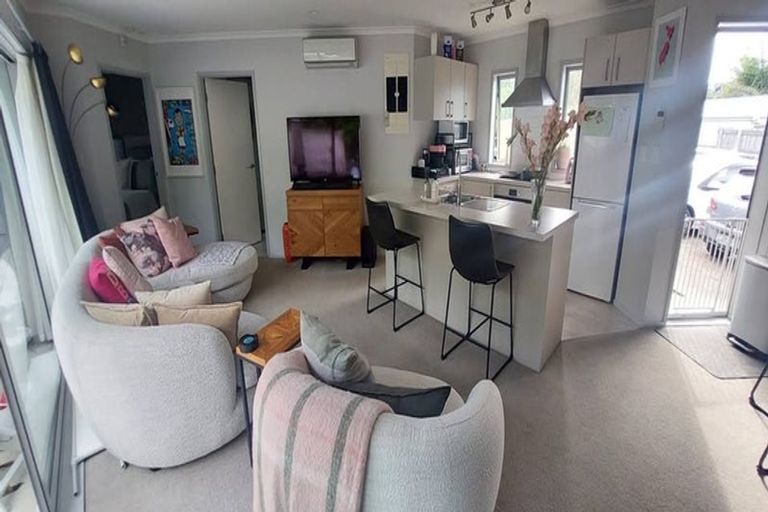 Photo of property in 2/925 Whangaparaoa Road, Manly, Whangaparaoa, 0930