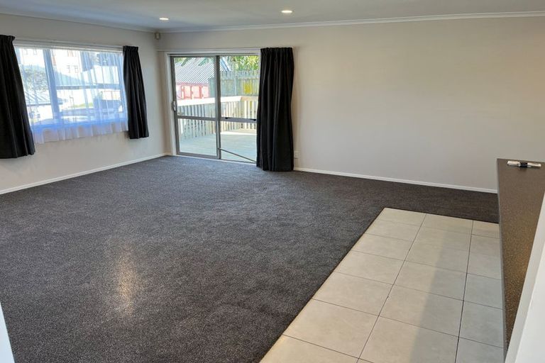 Photo of property in 8a Waiari Road, Conifer Grove, Takanini, 2112