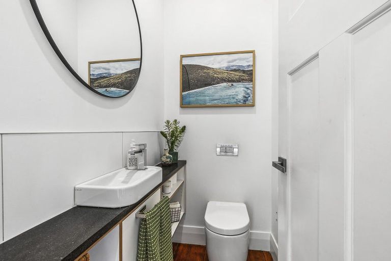 Photo of property in 19 Lower North Terrace, Kelburn, Wellington, 6012