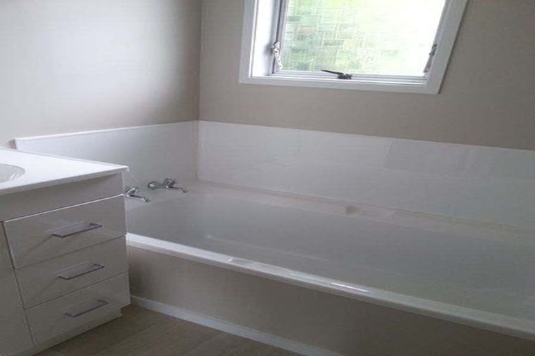 Photo of property in 96 Hutchinsons Road, Bucklands Beach, Auckland, 2014