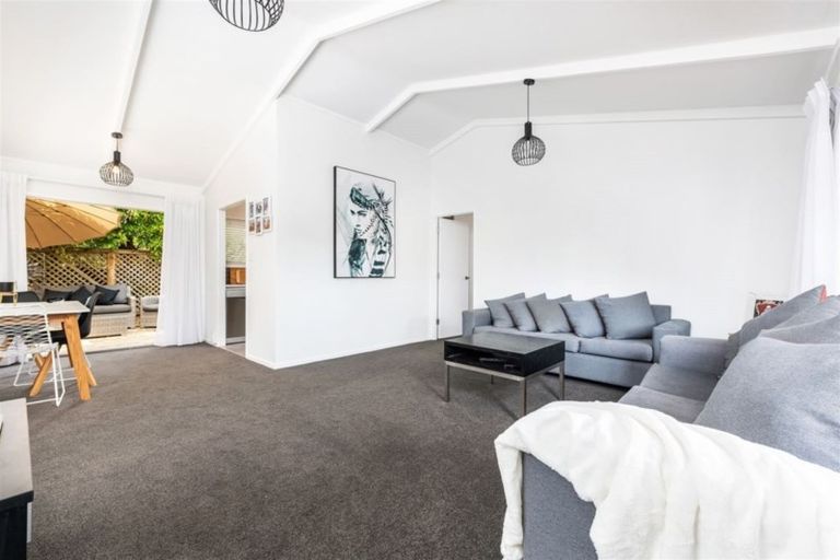 Photo of property in 2/25 Lucinda Place, Glen Eden, Auckland, 0602