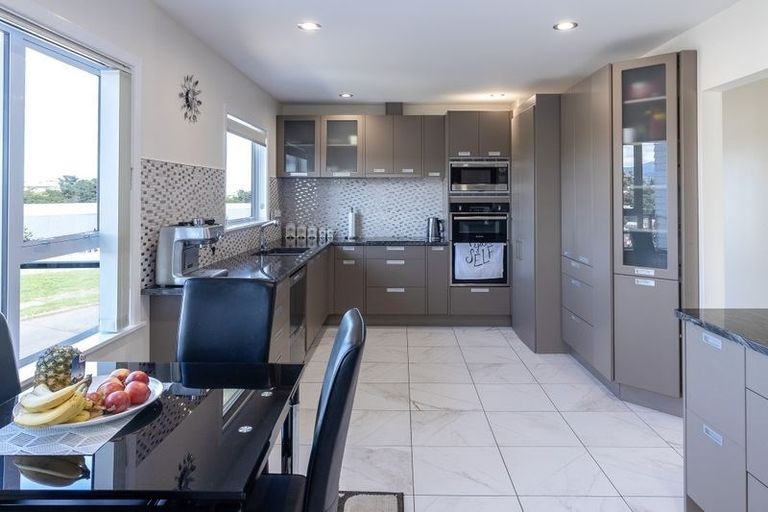 Photo of property in 91 Akaroa Drive, Maupuia, Wellington, 6022