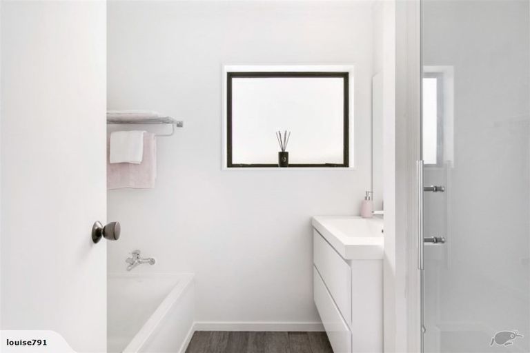 Photo of property in 2/8 Lingfield Street, Glenfield, Auckland, 0629