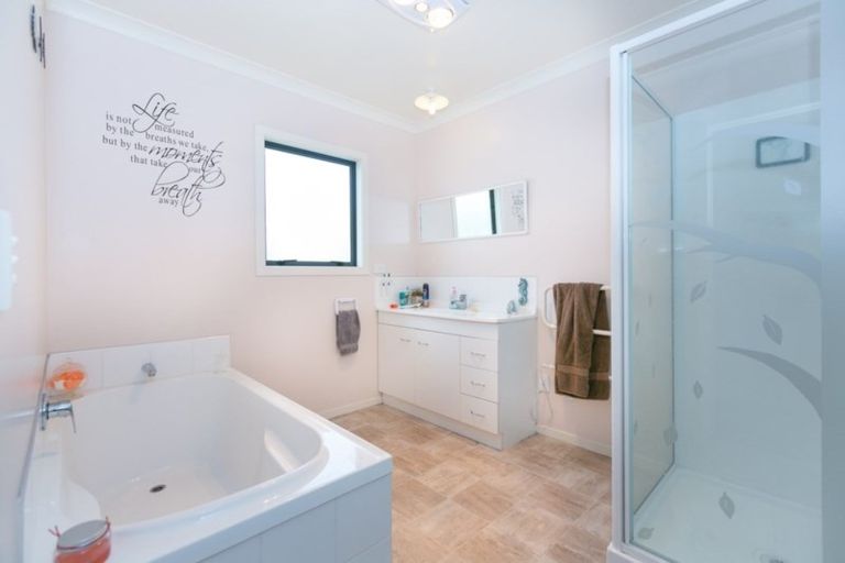 Photo of property in 55 Seaview Road, Marfell, New Plymouth, 4310