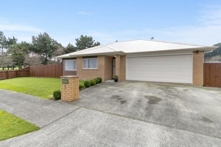 Photo of property in 1 Woodland Grove, Wainuiomata, Lower Hutt, 5014