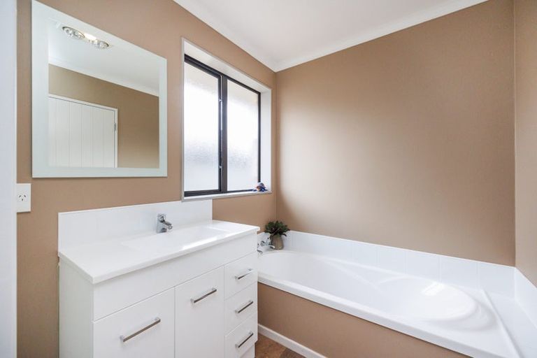 Photo of property in 78 Geneva Terrace, Kelvin Grove, Palmerston North, 4414