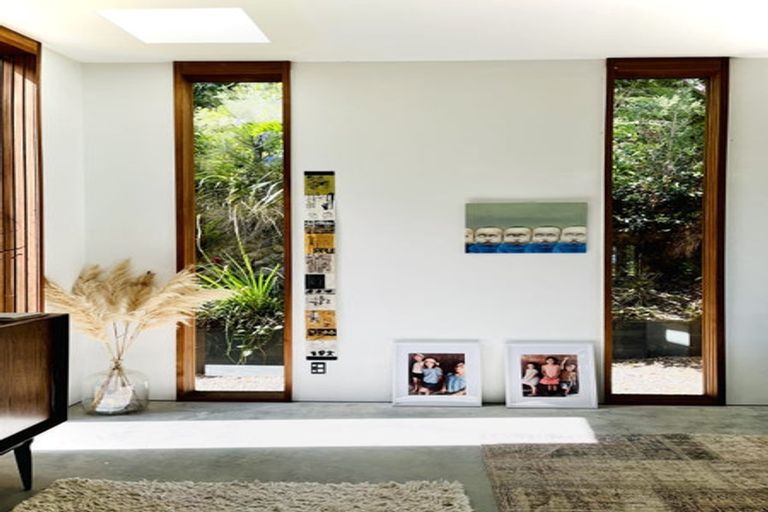 Photo of property in 11 Richmond Road, Mahina Bay, Lower Hutt, 5013