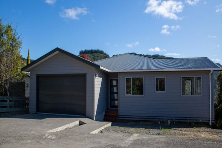 Photo of property in 102 Emerald Hill Drive, Birchville, Upper Hutt, 5018