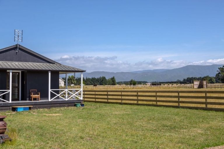 Photo of property in 90 Settlement Road, Morison Bush, Greytown, 5794