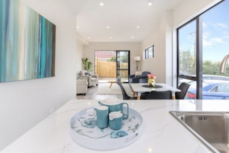 Photo of property in 1/8 Hepburn Road, Glendene, Auckland, 0602