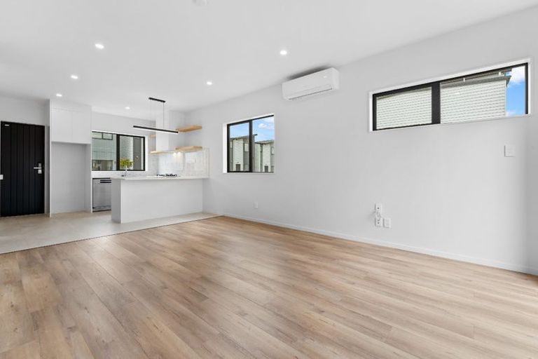 Photo of property in 28 Whare Kauri Road, Papakura, 2110