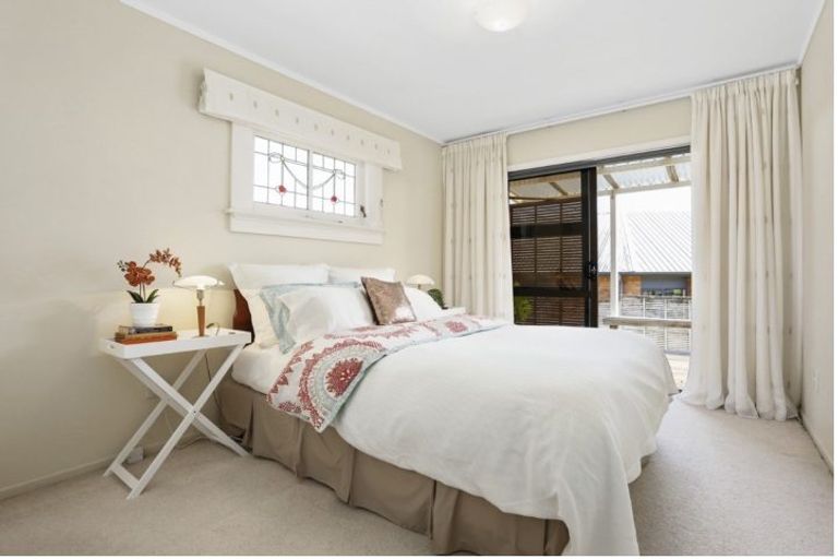 Photo of property in 2/56 Ridgemount Rise, Mangere Bridge, Auckland, 2022