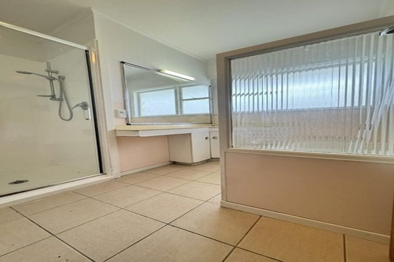 Photo of property in 25 Ellesmere Crescent, Pakuranga Heights, Auckland, 2010