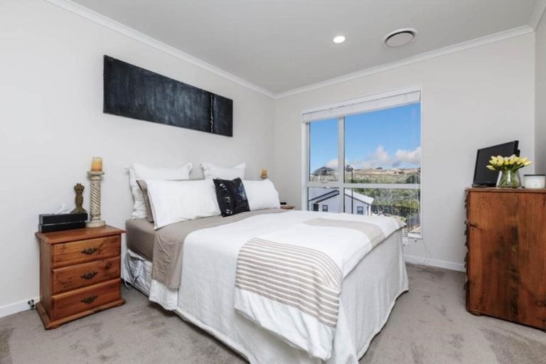 Photo of property in 22 Syd Grant Crescent, Orewa, 0931