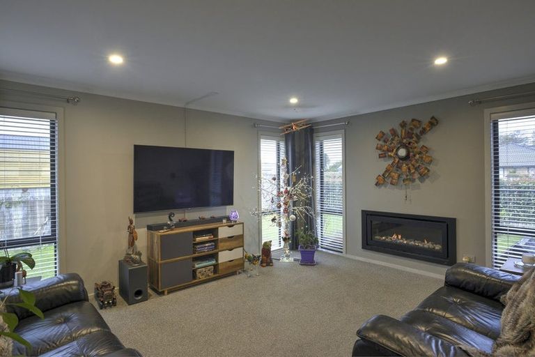 Photo of property in 2 Devon Lane, Carterton, 5713