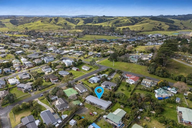Photo of property in 2 Kaipara Crescent, Helensville, 0800