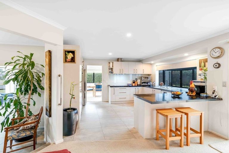 Photo of property in 32 Connemara Court, West Harbour, Auckland, 0618