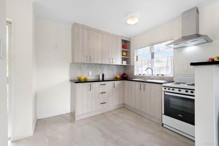 Photo of property in 18 Aldern Road, Massey, Auckland, 0614